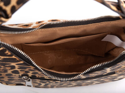 Łódkowata, mała torebka damska z wzorem w modną panterkę - obrazek 6