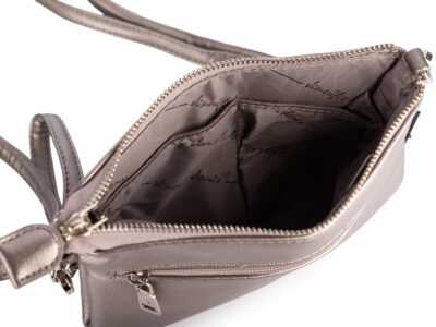 Mała bankietowa torebka damska na ramię w kolorze srebrnym, metalicznym ze złotymi okuciami - obrazek 5