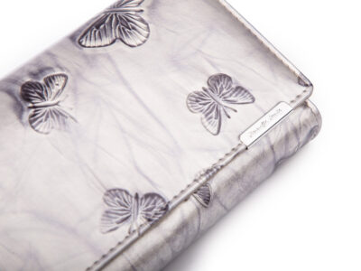 Duży portfel damski lakierowany w motylki, srebrny, skórzany z RFID - obrazek 8