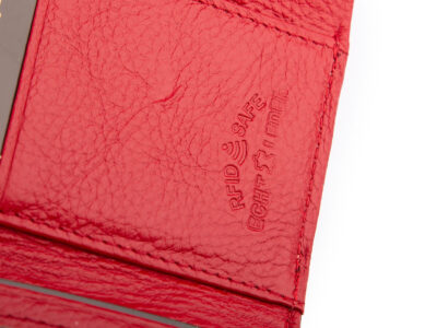 Lakierowany, średni portfel damski czerwony w motylki, zapinany na bigiel - obrazek 5