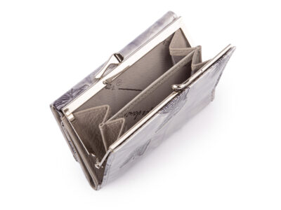 Lakierowany, średni portfel damski srebrny w motylki, zapinany na bigiel - obrazek 6