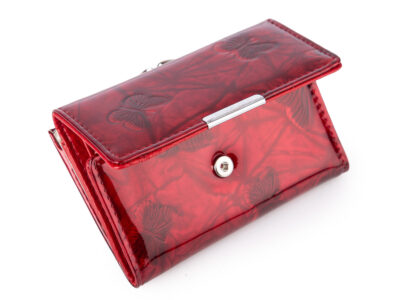 Lakierowany, średni portfel damski czerwony w motylki, zapinany na bigiel - obrazek 3