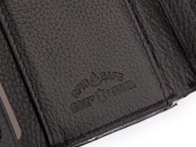 Lakierowany, średni portfel damski czarny w motylki, zapinany na bigiel - obrazek 5