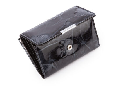 Lakierowany, średni portfel damski czarny w motylki, zapinany na bigiel - obrazek 3