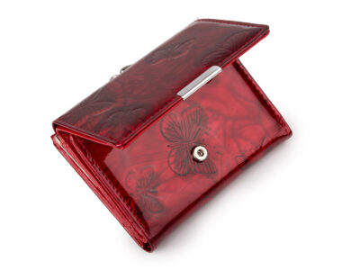 Pojemny czerwony portfel damski lakierowany w motylki zapinany na bigiel i zatrzask RFID - obrazek 5