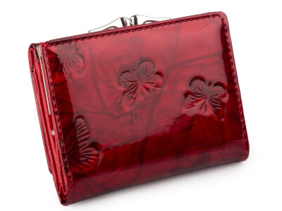 Pojemny czerwony portfel damski lakierowany w motylki zapinany na bigiel i zatrzask RFID - obrazek 2
