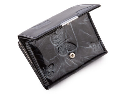 Pojemny czarny portfel damski lakierowany w motylki zapinany na bigiel i zatrzask RFID - obrazek 3