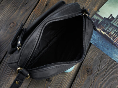 Skórzana saszetka na dokumenty męska z paskiem do ręki czarna vintage Paolo Peruzzi - obrazek 5