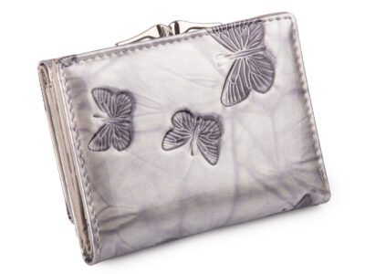 Pojemny srebrny portfel damski lakierowany w motylki zapinany na bigiel i zatrzask RFID - obrazek 2