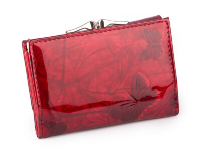 Lakierowany, średni portfel damski czerwony w motylki, zapinany na bigiel - obrazek 2