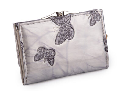 Lakierowany, średni portfel damski srebrny w motylki, zapinany na bigiel - obrazek 2
