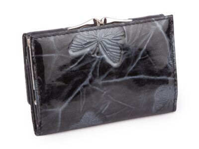 Lakierowany, średni portfel damski czarny w motylki, zapinany na bigiel - obrazek 2