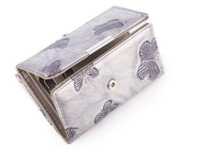 Lakierowany, średni portfel damski srebrny w motylki, zapinany na bigiel - obrazek 3
