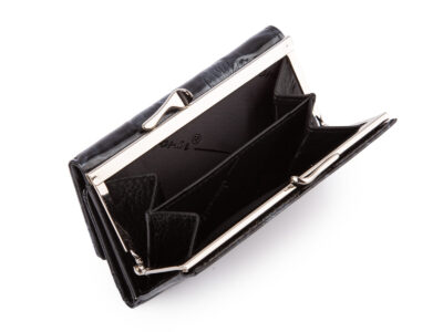 Lakierowany, średni portfel damski czarny w motylki, zapinany na bigiel - obrazek 7