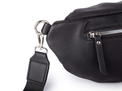 Czarna, duża i elegancka saszetka damska typu nerka z paskiem na ramię - obrazek 4