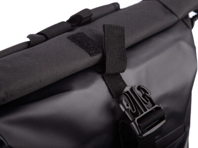 Duży, wodoodporny plecak trekkingowy / sportowy ze zwijanym kołnierzem - obrazek 10