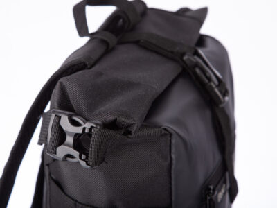 Mały, wodoodporny plecak trekkingowy / sportowy ze zwijanym kołnierzem - obrazek 4