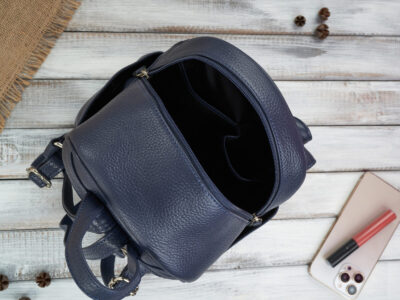 Mały, miejski plecaczek damski skórzany z kokardą Paolo Peruzzi granatowy - obrazek 6
