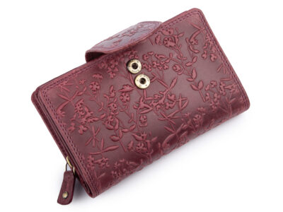 Pojemny, skórzany portfel damski bordowy z tłoczonym kwiatowym wzorem vintage - obrazek 3