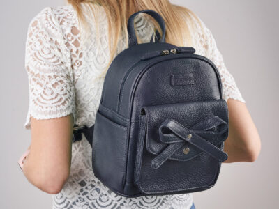 Mały, miejski plecaczek damski skórzany z kokardą Paolo Peruzzi granatowy - obrazek 2