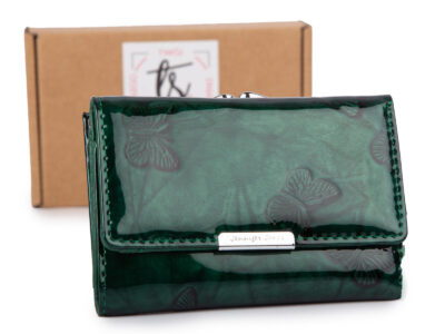 Lakierowany, średni portfel damski zielony w motylki, zapinany na bigiel