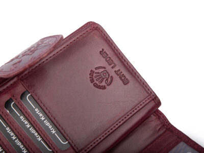 Pojemny, skórzany portfel damski bordowy z tłoczonym kwiatowym wzorem vintage - obrazek 5