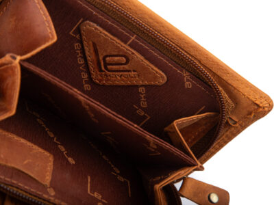 Pojemny, skórzany portfel damski jasnobrązowy z tłoczonym kwiatowym wzorem vintage - obrazek 10