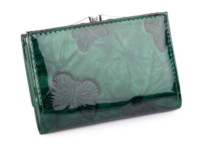 Lakierowany, średni portfel damski zielony w motylki, zapinany na bigiel - obrazek 2