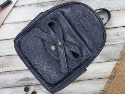 Mały, miejski plecaczek damski skórzany z kokardą Paolo Peruzzi granatowy - obrazek 9