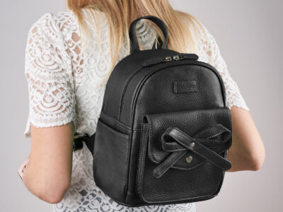 Mały, miejski plecaczek damski skórzany z kokardą Paolo Peruzzi czarny - obrazek 2