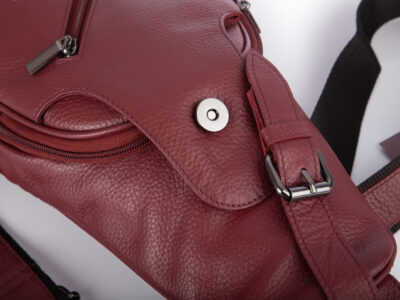 Skórzany plecak damski miejski na jedno ramię elegancki bordowy - obrazek 4