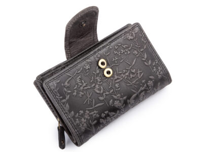 Pojemny, skórzany portfel damski czarny z tłoczonym kwiatowym wzorem vintage - obrazek 3