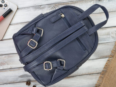 Mały, miejski plecaczek damski skórzany z kokardą Paolo Peruzzi granatowy - obrazek 4