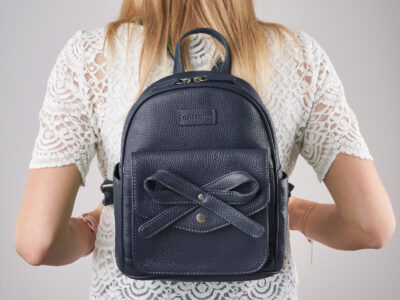 Mały, miejski plecaczek damski skórzany z kokardą Paolo Peruzzi granatowy - obrazek 3