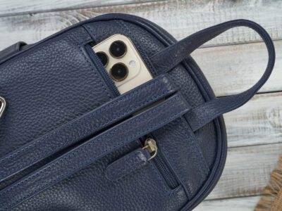 Mały, miejski plecaczek damski skórzany z kokardą Paolo Peruzzi granatowy - obrazek 5