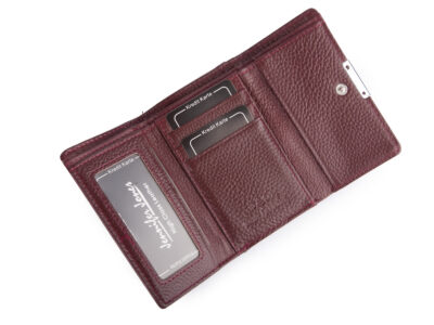 Lakierowany, średni portfel damski fioletowy w motylki, zapinany na bigiel - obrazek 3