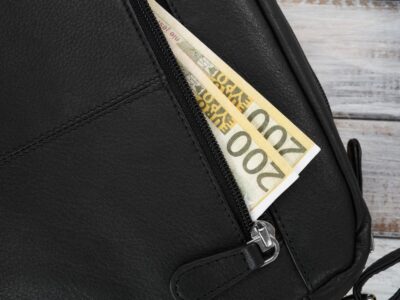 Mała, czarna torebka damska skórzana z metalowymi okuciami w kolorze srebrnym - obrazek 5