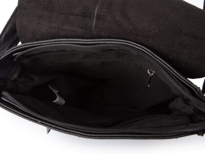 Pionowa, czarna torba męska na ramię A4 z klapą - obrazek 4