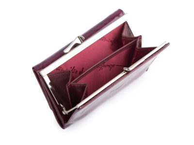 Lakierowany, średni portfel damski fioletowy w motylki, zapinany na bigiel - obrazek 6