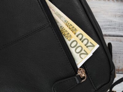 Mała, czarna torebka damska skórzana z metalowymi okuciami w kolorze złotym - obrazek 5