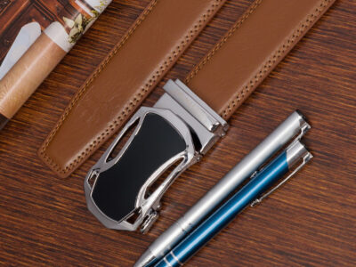 Brązowy skórzany pasek męski do spodni z klamrą automatyczną w nowoczesnym kształcie 110 cm - obrazek 3