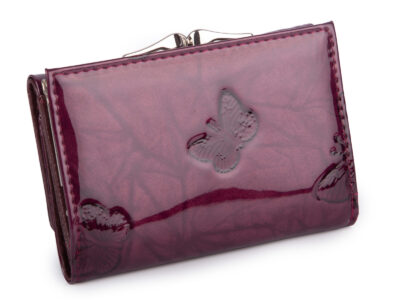 Lakierowany, średni portfel damski fioletowy w motylki, zapinany na bigiel - obrazek 2