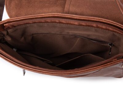 Pionowa, brązowa torba męska na ramię A4 z klapą - obrazek 5