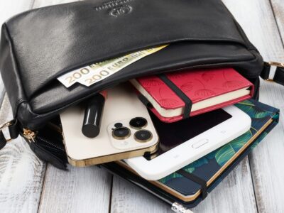 Mała, czarna torebka damska skórzana z metalowymi okuciami w kolorze złotym - obrazek 10