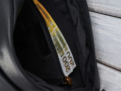 Mała, czarna torebka damska skórzana z metalowymi okuciami w kolorze złotym - obrazek 9