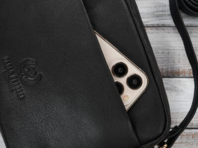 Mała, czarna torebka damska skórzana z metalowymi okuciami w kolorze złotym - obrazek 3