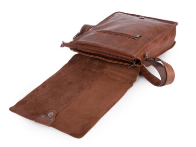 Pionowa, brązowa torba męska na ramię A4 z klapą - obrazek 4