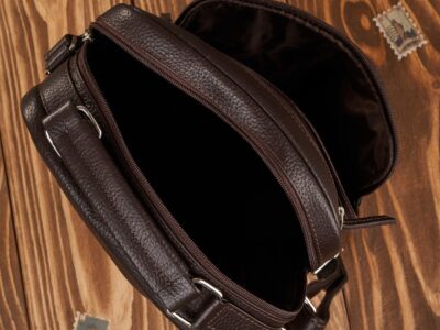 Ciemnobrązowa, elegancka pionowa torba męska na ramię ze skóry naturalnej Paolo Peruzzi - obrazek 6