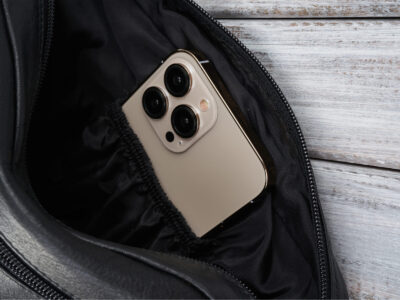 Mała, czarna torebka damska skórzana z metalowymi okuciami w kolorze złotym - obrazek 8