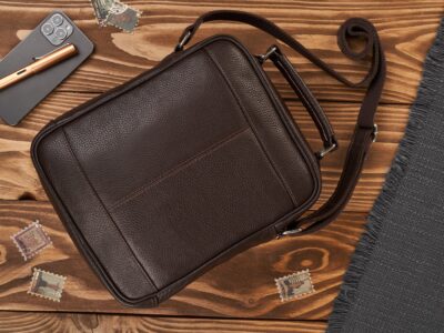 Ciemnobrązowa, elegancka pionowa torba męska na ramię ze skóry naturalnej Paolo Peruzzi - obrazek 3